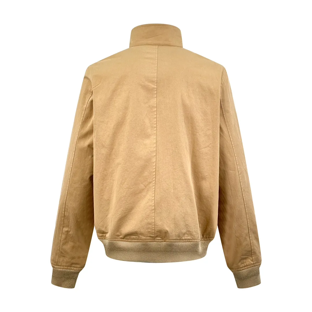 P520 Ralph Lauren embroidered zipper jacket. Customized elegant cotton fine twill fabric. Soft and silky. Comfortable against the skin. With khaki as the base color. Soft and unobtrusive. Just right to show a kind of restrained elegance. Exquisite pony logo embellished with it. Bringing an atmosphere of freedom and vitality. Injecting the soul charm of the brand. Simple and smooth lines outline a tall and straight figure. A unique and charming fashion masterpiece emerges. Process 1: Use imported machine embroidery process. Use advanced computer control systems and precision mechanical components to achieve the iconic pony embroidery operation with high precision and smooth and delicate lines. Process 2: Template machine bag opening. The preset template guides the position, shape and size of the bag opening. The accuracy ensures the quality of the bag opening effect. Process 3: Infrared positioning cutting bed uses infrared emitters and infrared receivers to achieve precise positioning of materials. The accuracy can reach the micron level, thereby meeting the effect of high-precision cutting of plaid alignment. Process 4: The fabrics are washed. Better hand feel, not easy to deform, not easy to shrink, not easy to fade, maintains long-term beauty. Accessories: Customized 1:1 Ralph Lauren horn buckle, Customized 1:1 Ralph Lauren zipper, Customized 1:1 leather lanyard, Customized 1:1 Ralph Lauren trademark. Version: Loose version. Size: S M L XL